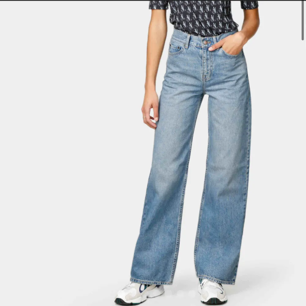 Säljer mina favorit jeans pga blivit lite stora på mig, så himla snygga men ska köpa nya!! Har en liten svart fläck på benet men den går bort mer och mer för varje tvätt, inget man tänker på den syns knappt🥺💞 frakt 50kr. Jeans & Byxor.