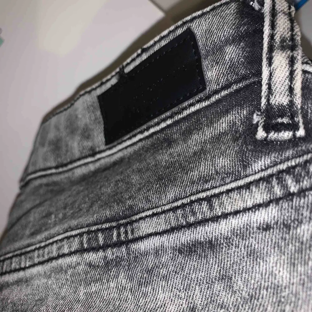 Urtvättade grå jeans från Lindex. Dem är i bra skick och är knappt använda. Jeans & Byxor.
