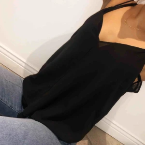  - Linne med lite finare detaljer i fint skick! Stl M-L men passar även S!