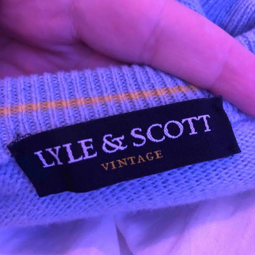Vintage Lyle&Scott tröja i ljusblått med djup V-ringning. I bra skick.. Tröjor & Koftor.