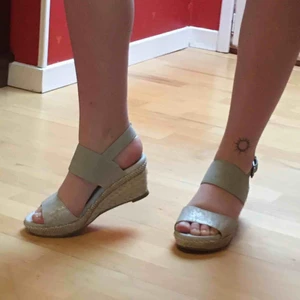  - 🍒Trendiga  skor i nyskick då de inte kommit till användning. Ormskinnsliknande material över tårna och bekväm klack🍒