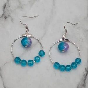  - Fina silverfärgade örhängen med glaspärlor. Nickelfria.