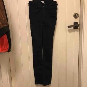  - Svarta skinny jeans nästan aldrig använda då dom är för små för mig. 
