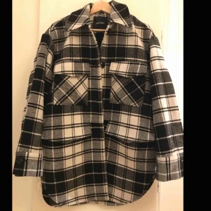  - Skjortjacka knappt använd 