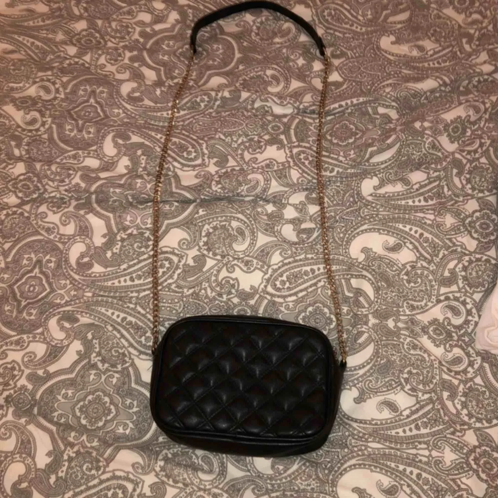 Liten, gullig handväska med guldkedja från H&M. Mycket sparsamt använd. Bara att höra av dig om du har någon fråga💖💖 . Väskor.