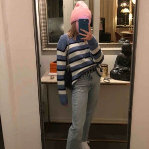  - Säljer denna snygga HM tröja som är köpt för ganska länge sen och är använd ett par gånger. Jag köpte den för 350kr och säljer den därför för 100+ frakt. 