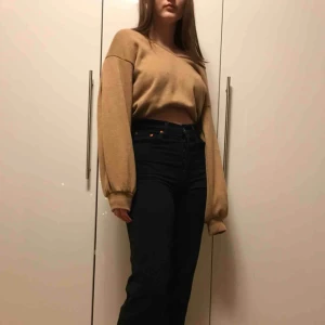  - Snygg tröja som är v-ringad med öppen rygg. Superfin  beigebrun färg köpt på bershka. Frakt tillkommer.