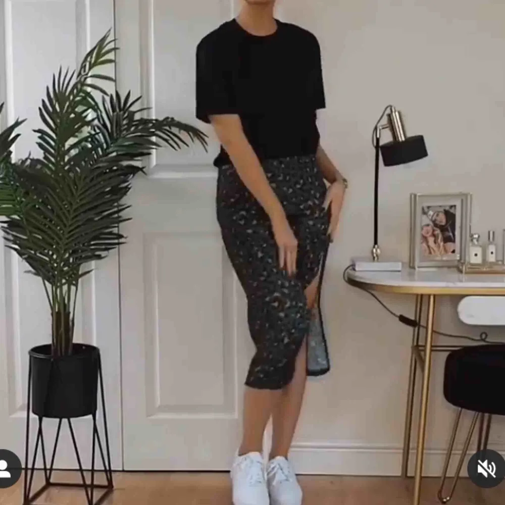 Super fin satin midi leopard kjol från ”Isawitfirst”😍 Helt ny & oanvänd 😍. Kjolar.