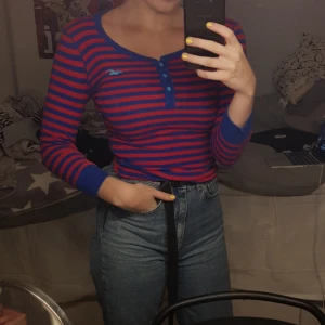  - Randig T-shirt ifrån Holister, en gammal favorit men kommer tyvärr inte till användning länge. I fint skick  Frakt ingår♡