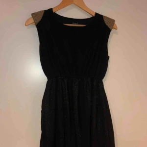  - Festklänning, använd 1 gång, mycket gott skick