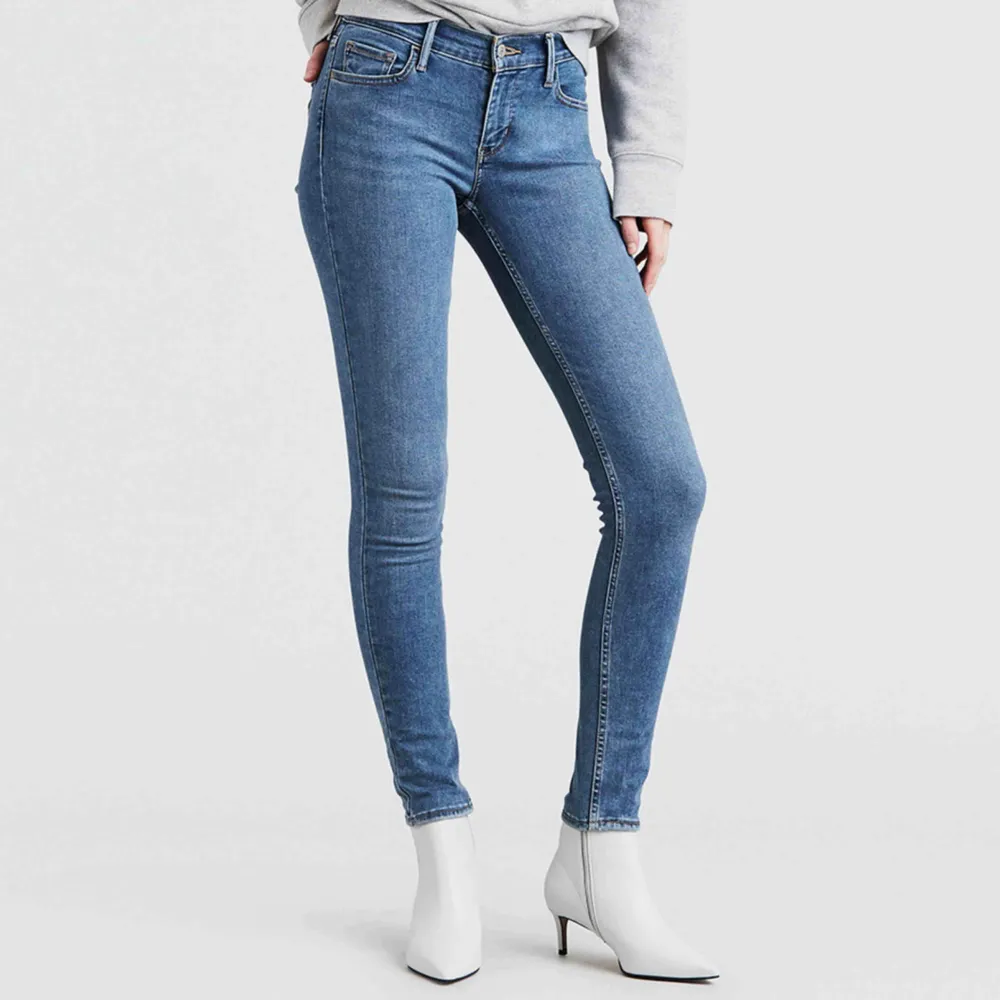 Levis jeans, 710. Helt nya och i förpackningen. Har i följande storlekar: 24/30, 25/30, 27/30, 28/30, 29/30, 30/30. Köpta från Åhléns så man kan få med en orderbekräftelse om man vill! Ordinarie pris är 1099kr. Jeans & Byxor.