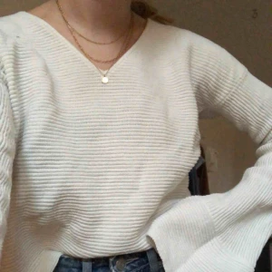  - Söt vit stickad tröja! Sparsamt använd, runt 4 gånger🌸