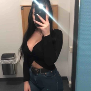  - Skit snygg tröja me knytning fram, som är fast. Men för liten vid bysten på mig 