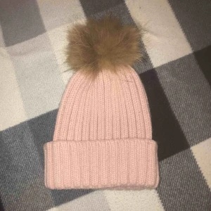  - Gullig mössa med äkta päls köpte den från diabless, Har använt den 1-2 gånger, Original pris 199kr😊