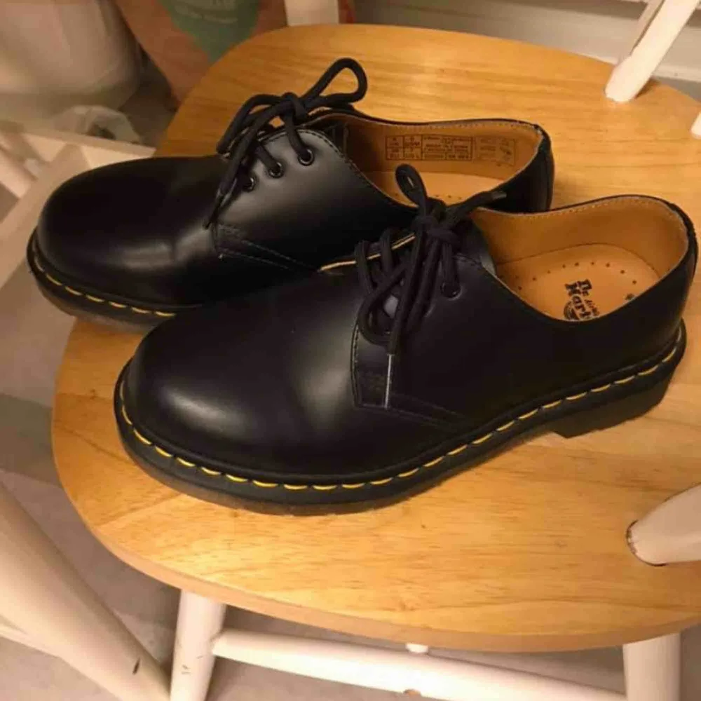 Säljer ett par dr martens 1461 i jättefint skick! Skicka gärna ett meddelande om du har någon fundering/intresse🤗🌹. Skor.