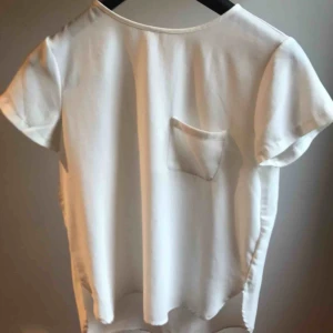  - En fin vit blus. Frakt tillkommer 😊