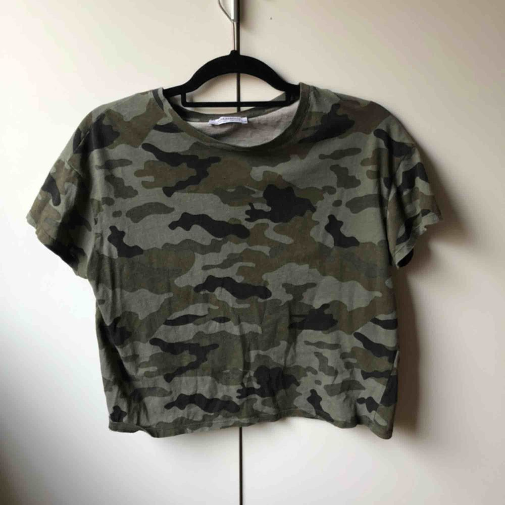 Fin Zara-tröja i militärmönster. Köparen står för frakten. . T-shirts.