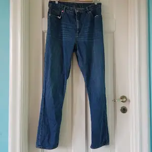 Verkligen jättesnygga, bekväma o trendiga high relaxed jeans från Monki! Använda ca. 5 gånger.