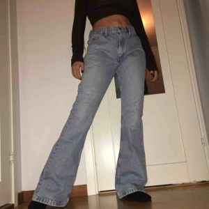  - Nyköpta Lee jeans från Humana i modellen flare, som tyvärr var lite för långa :( PRIS INKLUDERAR FRAKT <3
