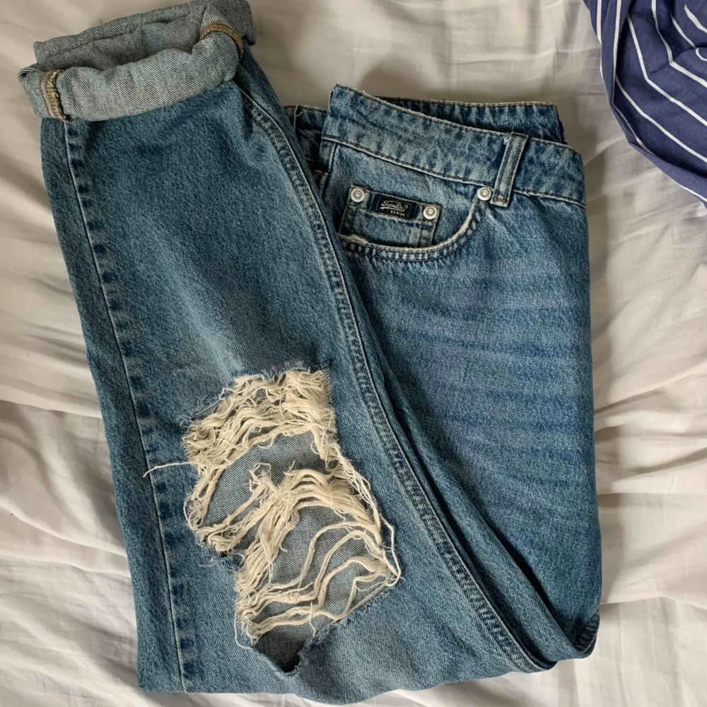 förlåt för dåååliga bilder, men är för stora för mig :( boyfriend jeans med assnyggt slitna knän!! . Jeans & Byxor.