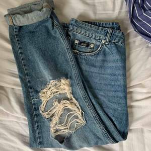 förlåt för dåååliga bilder, men är för stora för mig :( boyfriend jeans med assnyggt slitna knän!! 