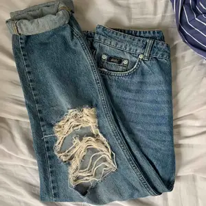 förlåt för dåååliga bilder, men är för stora för mig :( boyfriend jeans med assnyggt slitna knän!! 