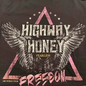  - 🙌🏻 Säljer denna Gina tricot t-shirt. Strl: XS Pris: 75 kr då jag köpte den för 129. T-shirten är varsamt använd och är bara använd fåtal gånger. Super cool t-shirt. För mer info kom privat 🙌🏻 