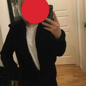  - En svart Teddy jacka, använd ett fåtal gånger.  Buda gärna