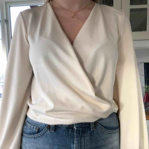  - Snygg festtröja från Gina Tricot. Omlott framtill samt med ballongarmar. Aldrig använd med lappen kvar. Nyinköpt för 199 kronor. Köparen står för frakt🥰