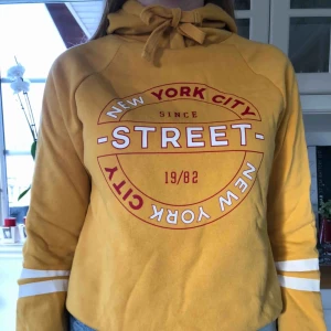  - Hoodie från Gina Tricot. Köparen står för frakt🥰