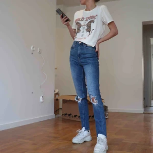  - Jeans från ginatricot oanvända förutom denna bild. Frakt 63kr spårbart tillkommer 