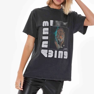  - Knappt använd Anine Bing tee. Inköpt för 1200:-. Bud! 