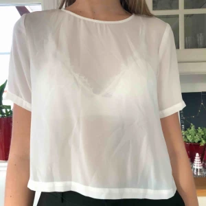  - Snygg t-shirt i tunnare tyg från Gina Tricot. Köparen står för frakt🥰