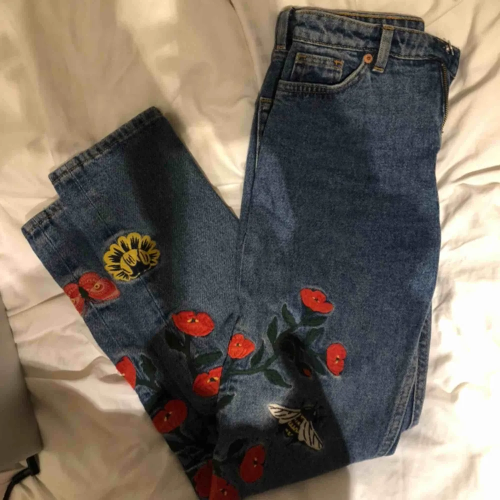Helt oanvända blåa mom-jeans med blommor och bin broderat på sidorna från Monki, tyvärr för små för mig :(. Jeans & Byxor.