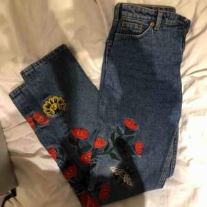 Helt oanvända blåa mom-jeans med blommor och bin broderat på sidorna från Monki, tyvärr för små för mig :(