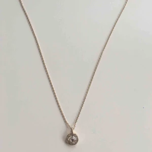  - Ett fint guldhalsband från glitter. Frakten kostar cirka 15kr och ingår inte i priset 