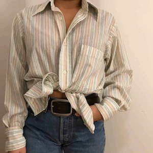 Skjorta - Orangegrönvit randig skjorta från Beyond Retro. Använd ett fåtal gånger. Passar de flesta storlekarna då skjortan är i en större modell. Möts i Stockholm annars står köparen för frakten☺️