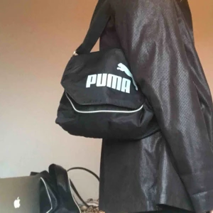  - Sjukt snygg och rymlig svart pumaväska. Går att använda som one shoulder bag eller crossbody bag! Inköpt second hand från Humana och i mycket bra skick! Möts i Stockholm eller fraktar