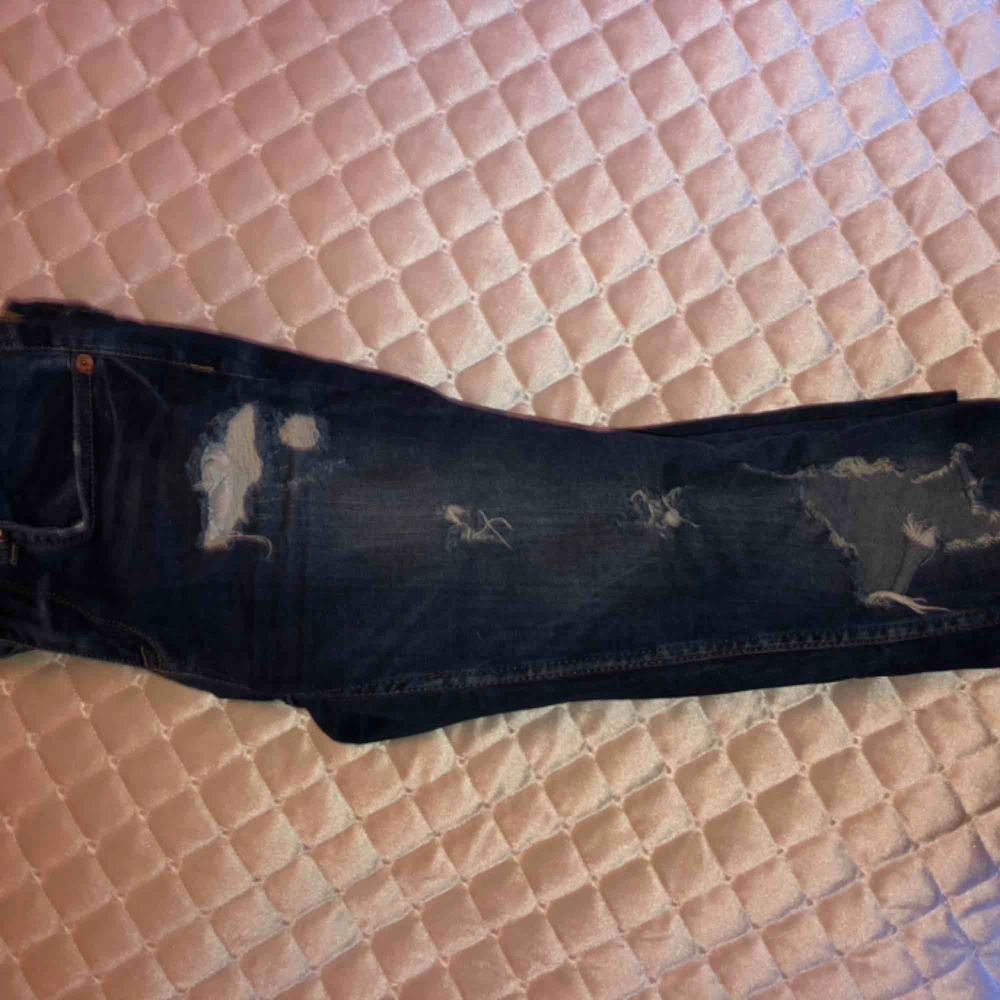 Supercoola ripped jeans från Gina tricot. Använd fåtal gånger och tycker dom är så snygga men passar tyvärr inte mig längre🥰. Jeans & Byxor.