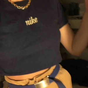 Nike t-shirt  - Jättecool magtröja från Nike. Ganska tight i kragen (att dra över huvudet) annars är den väldigt töjbar och kan passa xs-s-m. Köparen står för frakt. 