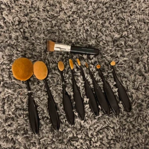  - Säljer 9 st oanvända sminkborstar.  Den översta är från kicks och ska användas till foundation/bb-cream. Resterande är från samma märke (fick de i julklapp 2018, kommer ej ihåg märket).   70 kr + frakt 