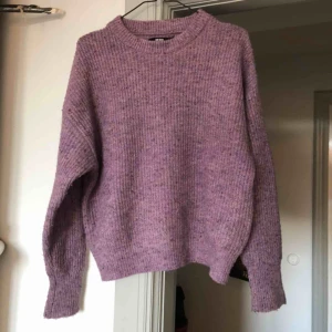  - Ej använd. Lila stickad från Bikbok premium kvalitet 