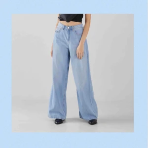  - Jättesnygga jeans från Bershka med vida ben. Använda men i gott skick! Frakt tillkommer och betalningen sker via Swish 