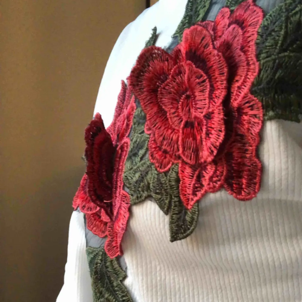Jättefin tröja med broderade rosor som också är i 3D (se bild 2). Köparen står för halva frakten 🌹. Tröjor & Koftor.