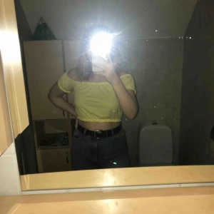  - Gul topp från Ginatricot som är perfekt till sommaren. Man kan ha den på axlarna eller ha den off-shoulder. Frakten är inräknat i priset.💓👼🏼