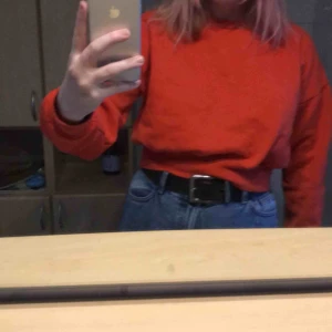  - Fin röja från BikBok. Inga synliga defekter. Tröjan har en korall-röd liknande färg (färgen är rätt på den första bilden) frakten är inräknad i priset.