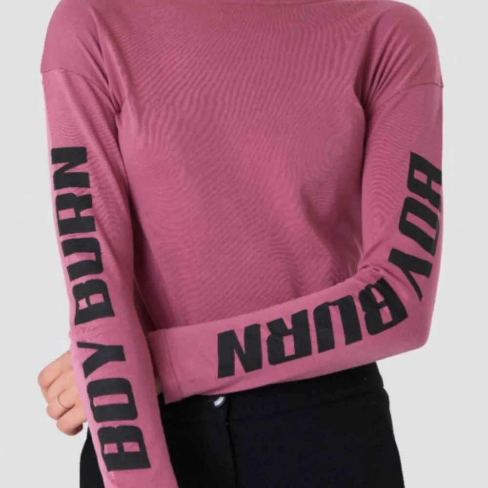 Rosa/lila långärmad tröja med ”BOY BURN” tryck på båda ärmarna från NA-KD! I storlek XXS men skulle säga att den är som en XS. ALDRIG använd och i NYTT skick!. Toppar.