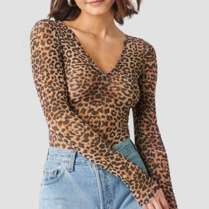  - Mesh leopard body från NAKD aldrig använd med prislapp, strl s. Superfin under en kavaj