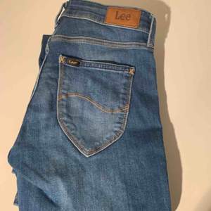Snygga Lee jeans i bra kvalite. Midja: 26, Längd: 31