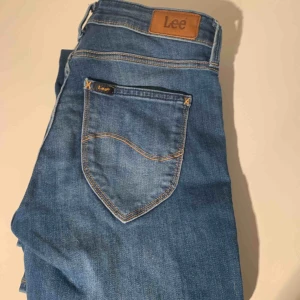  - Snygga Lee jeans i bra kvalite. Midja: 26, Längd: 31